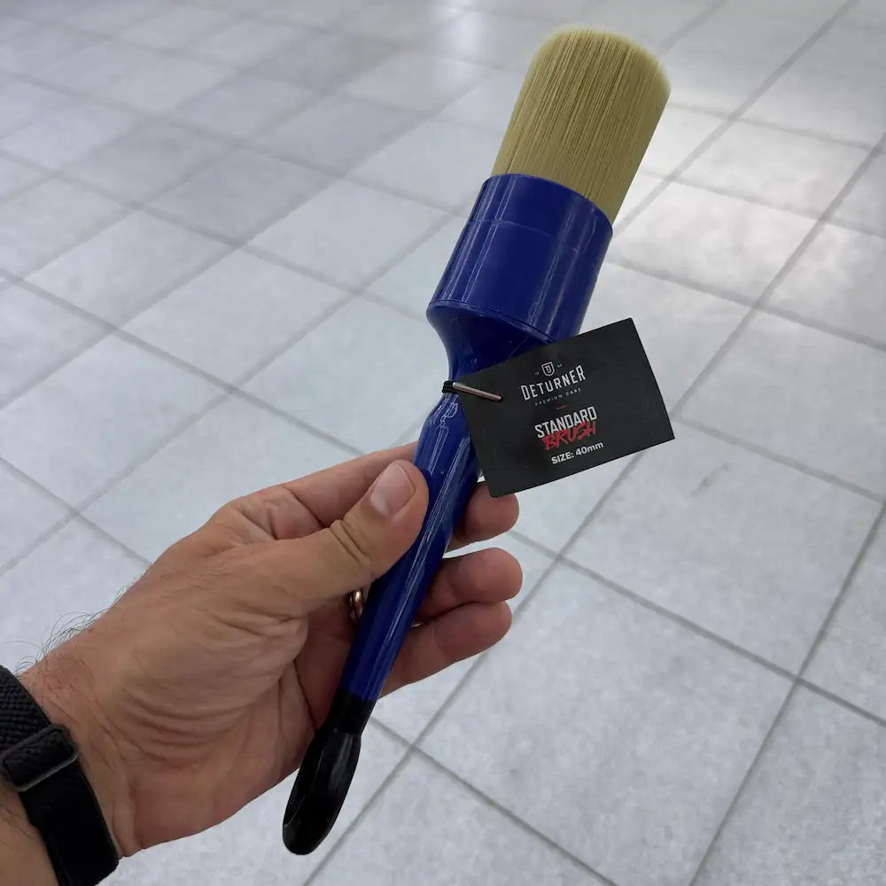pennello standard brush di deturner in mano