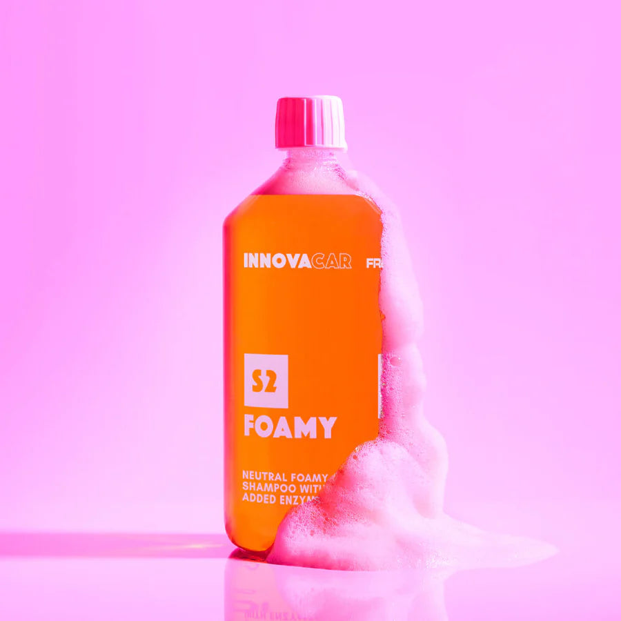 INNOVACAR S2 FOAMY Shampoo flacone 1 lt immagine sfondo viola e schiuma che fuoriesce dal flacone