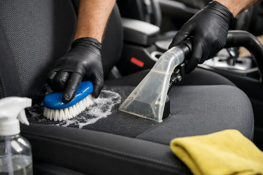 Pulire sedili auto in tessuto senza errori