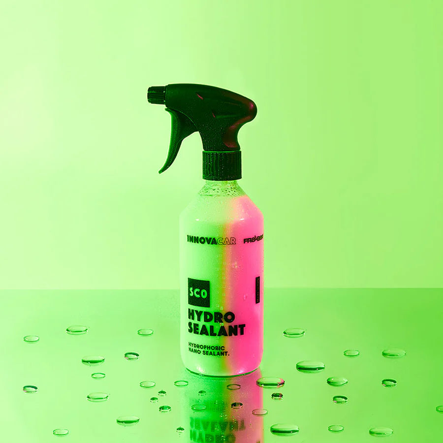 Foto stilistica sfondo verde e viola di Innovacar Sc0 500ml con bottiglia e spruzzino