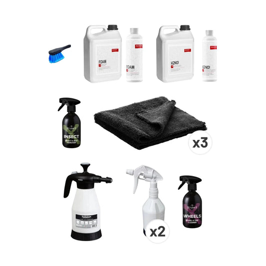 kit con in necessario per lavare l'auto in modo sicuro utilizzando le piste self service
