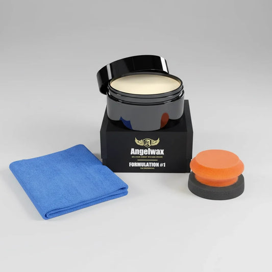 Kit con tutto il necessario per proteggere l'auto con una cera solida di altro livello effetto bagnato e lunga durata. Con applicatore e panno in microfibra per rimozione