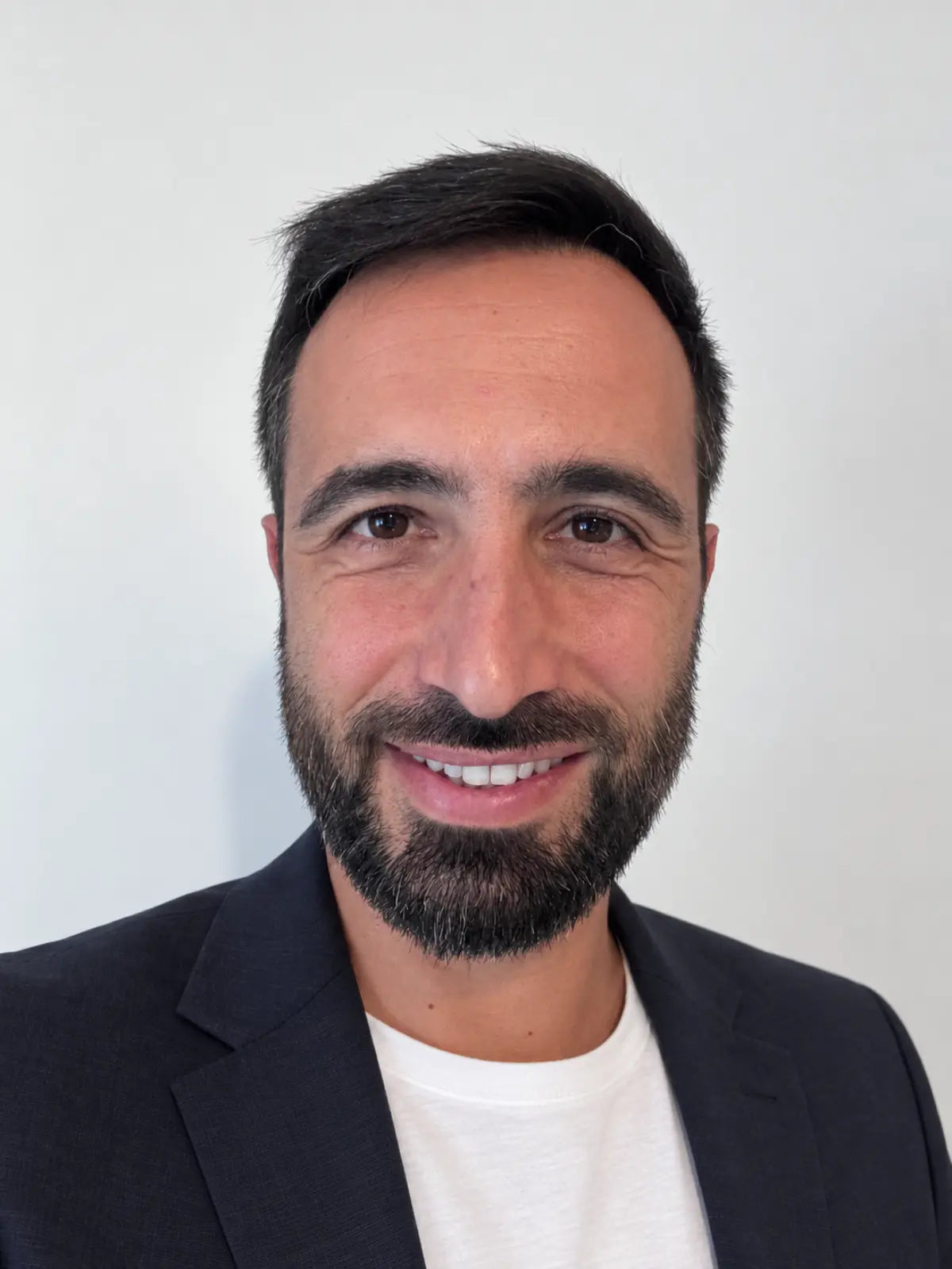 carlo raimondi solo dettagli sfondo bianco