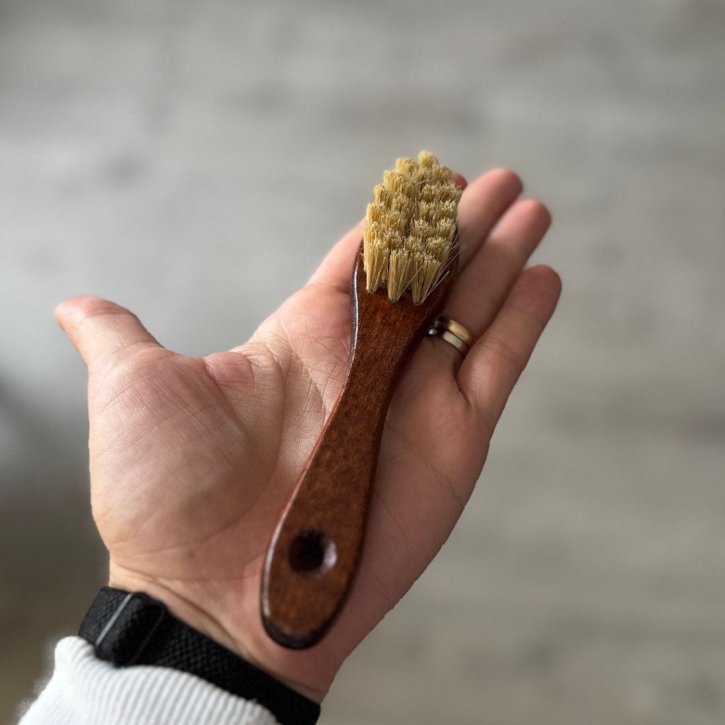 Spazzola per Pulizia Pelle Small Brush by Leather Expert - Solodettagli